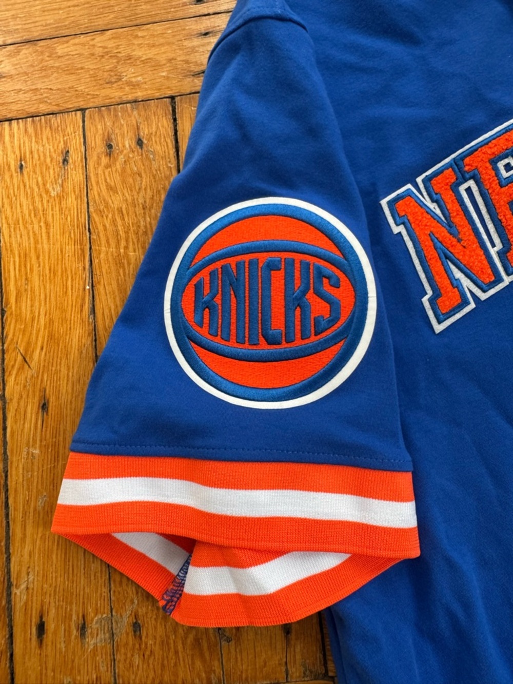 NBA NEW YORK KNICKS CLASSIC CHENILLE MEN'S TEE - Picture 3 of 14